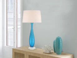 QUOIZEL Große Tischleuchte SIGNATURE Mit Blauem Glasfuß Und Stoffschirm In Weiß, H 85cm