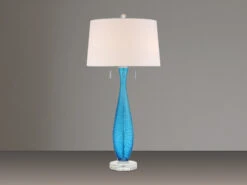 QUOIZEL Große Tischleuchte SIGNATURE Mit Blauem Glasfuß Und Stoffschirm In Weiß, H 85cm -Licht Welt Geschaft grosse tischleuchte signature mit blauem glasfuss 1 2