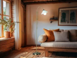 Globo Landhausstil Stehlampe Mit LED, Höhenverstellbar & Schwenkbar, Altmessing / Glas