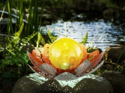 Globo LED Deko Solarleuchte Seerose Mit Crackle Glaskugel, Grün-Gold Ø35cm