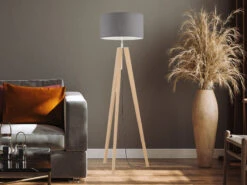 Fischer & Honsel Stehleuchte SHINE WOOD Mit Dreibein Holzfuß & Leinenschirm Grau, Höhe 140-164cm